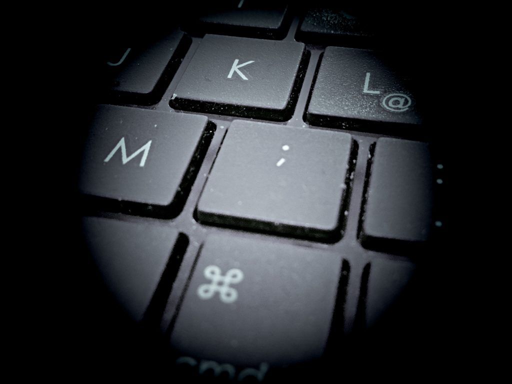 Blick auf eine Tastatur, auf der das Komma fehlt